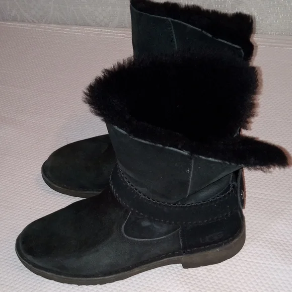 UGG Women's Black Shearling Boots 8 - Picture 1 of 8